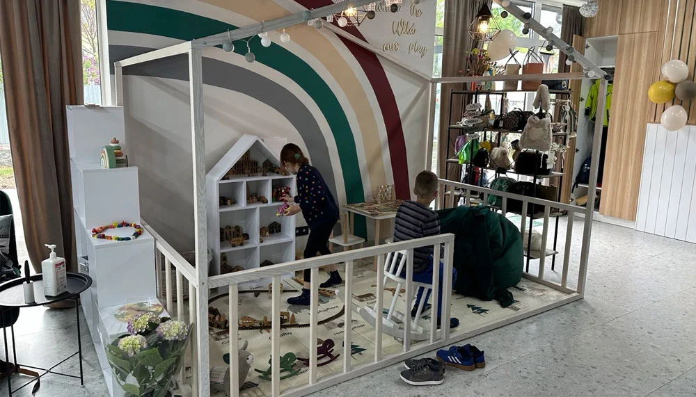 Інтер'єр перукарні theЦікаво, зручний для дітей, із ігровою зоною