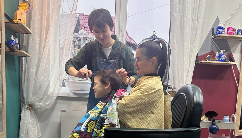 Дитина з особливими потребами (ДЦП) почувається комфортно під час стрижки у перукарні theЦікаво