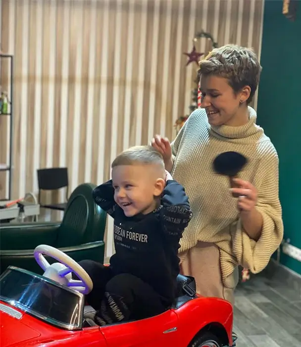 Дитяча перукарня theЦікаво в Ірпені – інтер'єр та робота майстра з дитиною